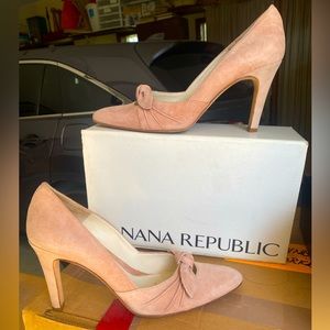 Banana Republic suede size 9 beige pumps